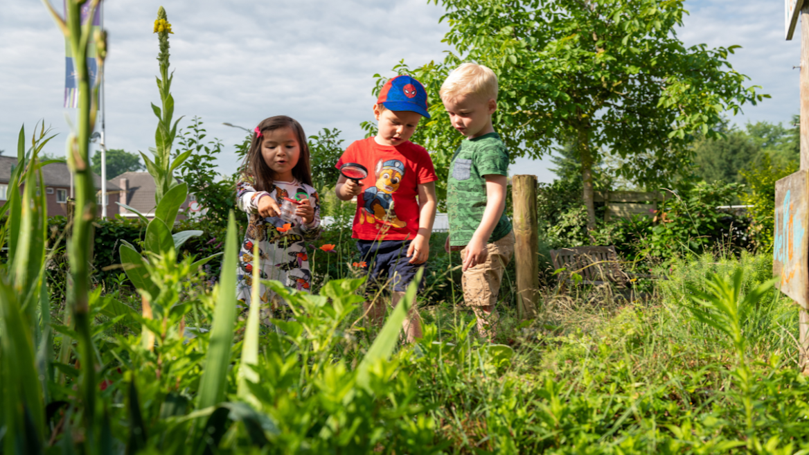 kinderen in tuin